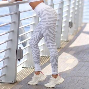 Bombshell Sportswear White tiger seamless Leggings size XS/S *NWT*.